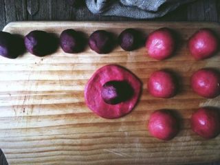 10、简单版 红丝绒麻薯蛋黄酥,放上油酥