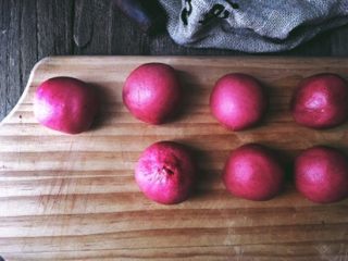 11、简单版 红丝绒麻薯蛋黄酥,包起来 捏紧收口