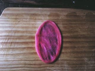 12、简单版 红丝绒麻薯蛋黄酥,擀成长舌形