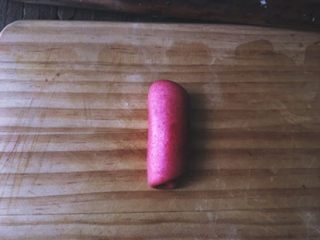 14、简单版 红丝绒麻薯蛋黄酥,卷好转45度 竖着放起来