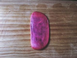 15、简单版 红丝绒麻薯蛋黄酥,再擀成长舌形