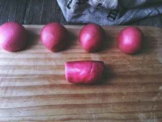 16、简单版 红丝绒麻薯蛋黄酥,卷起