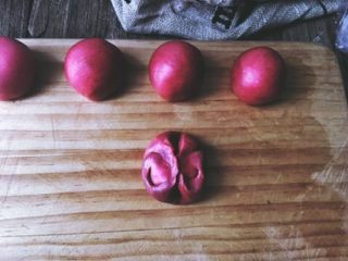 17、简单版 红丝绒麻薯蛋黄酥,中间用手按一下，两边收拢