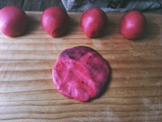 18、简单版 红丝绒麻薯蛋黄酥,压成面片