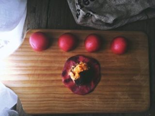 19、简单版 红丝绒麻薯蛋黄酥,放上蛋黄与豆沙