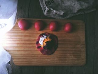 20、简单版 红丝绒麻薯蛋黄酥,还可以再放点煮好的汤圆