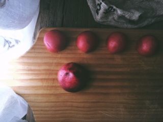 21、简单版 红丝绒麻薯蛋黄酥,包好 捏紧收口，放入烤箱170℃烤25分钟