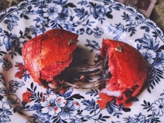 22、简单版 红丝绒麻薯蛋黄酥,烤好后趁热掰开，妥妥的软糯拉丝