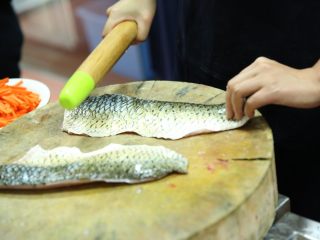 3、泰式咖喱鱼饼,用擀面杖拍松