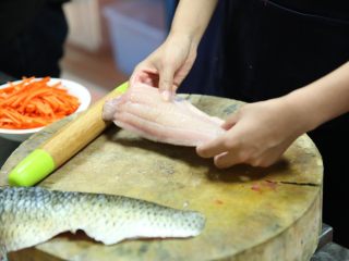 4、泰式咖喱鱼饼,取出部分未清除干净的大鱼刺