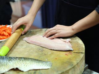 5、泰式咖喱鱼饼,给鱼肉按摩三分钟使其更加松软