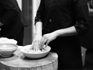 7、泰式咖喱鱼饼,加入花雕酒、一点点切好的生姜粒、雨露腌制（雨露代替盐增味）