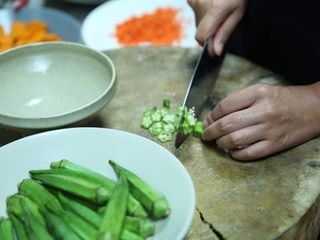 8、泰式咖喱鱼饼,秋葵切片、胡萝卜切粒、藕切粒放入腌制好的鱼肉泥中搅拌均匀、放入准备好的咖喱粉、生粉和一个鸡蛋清液，揉拌出筋直到鱼肉有粘稠感.