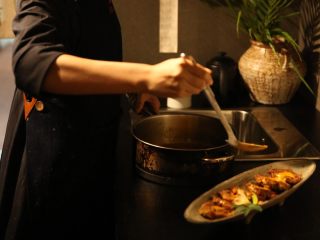 11、泰式咖喱鱼饼,将熬好的酱汁淋在摆好盘的鱼饼上