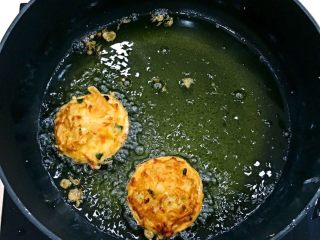 9、泰式咖喱鱼饼,平底锅中放入少许油、搅拌好的鱼肉揉成团放入油锅中再用铲子按平双面煎至金黄.出锅装盘.