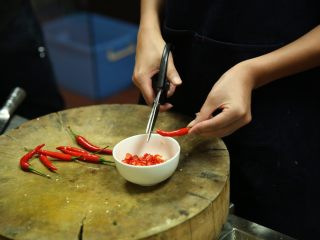 10、泰式咖喱鱼饼,调咖喱椰浆汁：将椰浆咖喱粉柠檬汁调一碗汁，放入泰国辣椒酱或者小米椒粒，用锅中剩余的油熬出一碗浓郁的异域风情酱汁