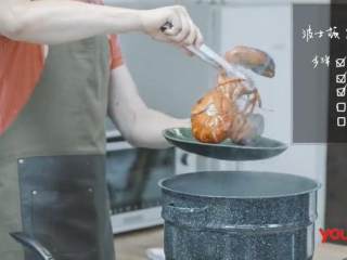 2、波士顿龙虾意面&焦糖烤布丁 ,波士顿龙虾意面：在沸水中撒入海盐，将龙虾放入水中煮熟捞出备用
