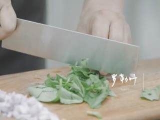 4、波士顿龙虾意面&焦糖烤布丁 ,将小干葱、罗勒叶切碎