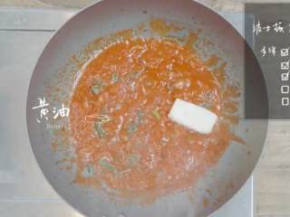 5、波士顿龙虾意面&焦糖烤布丁 ,取平底锅倒入适量橄榄油，加入葱末煸炒至香再加入番茄罐头和罗勒叶翻炒，加入海盐黑胡椒调味，再加入黄油炒至融化