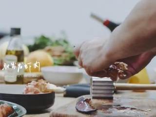 6、波士顿龙虾意面&焦糖烤布丁 ,取出虾肉、虾钳肉，留整身虾肉备用