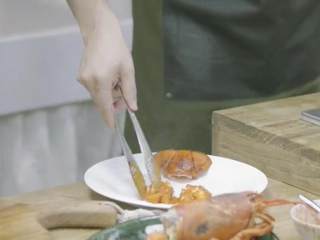 8、波士顿龙虾意面&焦糖烤布丁 ,将虾钳肉去夹出备用