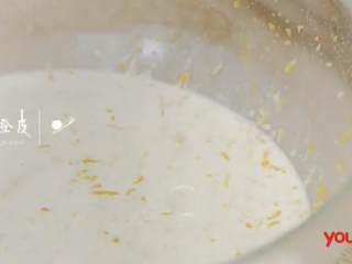 11、波士顿龙虾意面&焦糖烤布丁 ,焦糖烤布丁：取250ml全脂牛奶和4大勺鲜奶油倒入碗中，再擦入柠檬皮、柳橙皮，加入肉桂棒、茴香籽和香草荚，搅拌均匀