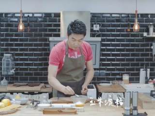 13、波士顿龙虾意面&焦糖烤布丁 ,另取一碗，将蛋黄、绵白糖和玉米淀粉加入碗中