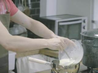 15、波士顿龙虾意面&焦糖烤布丁 ,再将蛋奶混合液再倒入锅中，以中火加热10分钟，同时不停的搅拌