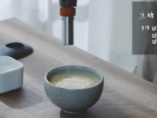 16、波士顿龙虾意面&焦糖烤布丁 ,液体煮至浓稠润滑后，舀入耐热碗中，放凉后撒上白砂糖，用喷枪使糖焦化，待糖凝固后即可品尝