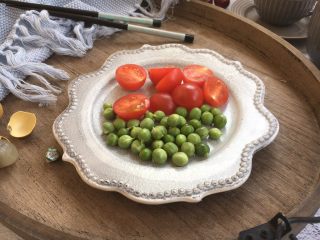 1、益心脾 补气血 养生菜 桂圆杏干牛肉脯,准备辅助食材,把豌豆剥好,小番茄对切。