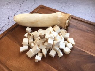 2、益心脾 补气血 养生菜 桂圆杏干牛肉脯,准备好辅助食材,把杏鲍菇切成筛子大小的粒。