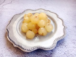 5、益心脾 补气血 养生菜 桂圆杏干牛肉脯,将所有的龙眼剥壳去核备用。