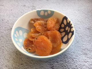 6、益心脾 补气血 养生菜 桂圆杏干牛肉脯,主要食材杏干。杏干用清水泡软,依据杏干的软硬度来决丁时间。泡好杏干的也要留着备用。
