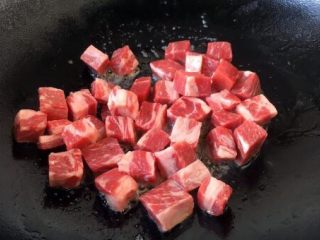 10、益心脾 补气血 养生菜 桂圆杏干牛肉脯,放入牛肉脯。