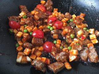 14、益心脾 补气血 养生菜 桂圆杏干牛肉脯,放入牛肉脯、杏鲍菇、豌豆、小番茄,迅速翻炒均匀。