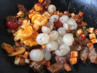 15、益心脾 补气血 养生菜 桂圆杏干牛肉脯,再放入龙眼和杏干。