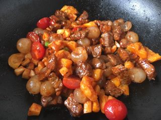 16、益心脾 补气血 养生菜 桂圆杏干牛肉脯,迅速翻炒均匀即可。