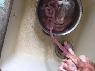 1、日式味噌煮九转小肠,买回来的猪小肠放进冷水里浸泡30分钟，去去血水。猪小肠可能会带着一片白色的脂肪，据说有人会留下来，小七选择全部撕掉。