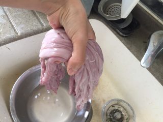 2、日式味噌煮九转小肠,把猪小肠剪成一样长的一截一截，30cm左右。把猪小肠的一段口子撑开，用流水把里面的粉色的东西冲洗出来。翻转另一段注水冲洗一次。洗到没有东西再从肠子里流出来为止。