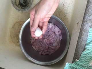 4、日式味噌煮九转小肠,抓一大把盐，像洗衣服一样用盐揉搓猪小肠。再用大量水搓洗。洗到水逐渐变清，捞出来。