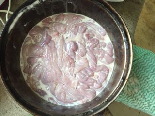 5、日式味噌煮九转小肠,再撒一大把生粉，抓匀，抓揉十几下，然后用水搓洗干净，捞出来。