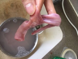6、日式味噌煮九转小肠,现在把猪小肠再从里到外翻过来，把原本的外皮翻出来。再用盐和生粉搓洗各一次。最后再用水冲洗猪小肠，水基本是清澈的。