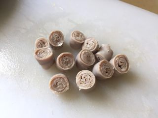 8、日式味噌煮九转小肠,最后抓住塞进去的小肠末端，把两根猪小肠的头都捏在手里，抓住别松手。可以用牙签穿起来固定。按照这个方法，一层层往里面套入3到4层猪小肠。