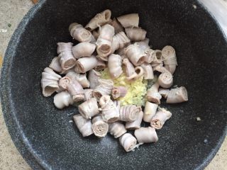 10、日式味噌煮九转小肠,猪小肠切2-3cm小段，然后放入干净的锅里，加一升水，1勺酱油，蒜蓉和姜蓉，1勺料理酒，1勺味琳。大火煮开，再加入味噌，搅开。转小火，焖煮1小时。
