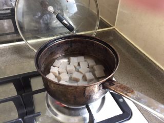 12、日式味噌煮九转小肠,魔芋切1cm左右的小块，焯水，捞出来用水冲洗之后，沥干水分。