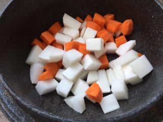 13、日式味噌煮九转小肠,胡萝卜，白萝卜去皮，切1cm左右的小块。