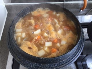 14、日式味噌煮九转小肠,一小时后，把魔芋豆腐和胡萝卜白萝卜加入锅里，一起炖。大火煮开，中火炖25分钟，最后大火收汁。