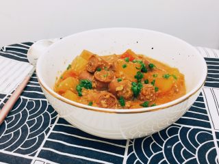 15、日式味噌煮九转小肠,收汁到锅里还剩余少量汤汁即可，喜欢汤汁浓稠一点的，可以收干一点。装碗，撒上一点葱花。