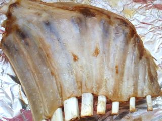 4、土豆烤羊排,去除锡纸，把烤的过程中出的汤汁和油倒掉