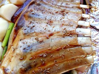 6、土豆烤羊排,将羊排和土豆、洋葱摆好，放入烤箱中上层，将腌肉的酱汁刷在羊排两面，另洒少许孜然和黑胡椒碎